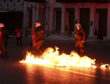 ΕΚΤΑΚΤΟ: Σοβαρά επεισόδια στο Σύνταγμα από αλληλέγγυους στην Ηριάννα - Δεκάδες σπασμένες βιτρίνες (φωτό, βίντεο) (upd)